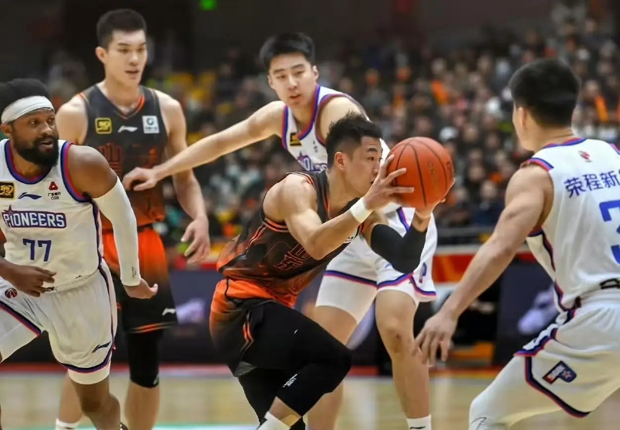 杏彩体育-山东男篮备战对抗福建队，全队精神抖擞(山东男篮备战对抗福建队,全队精神抖擞了吗)