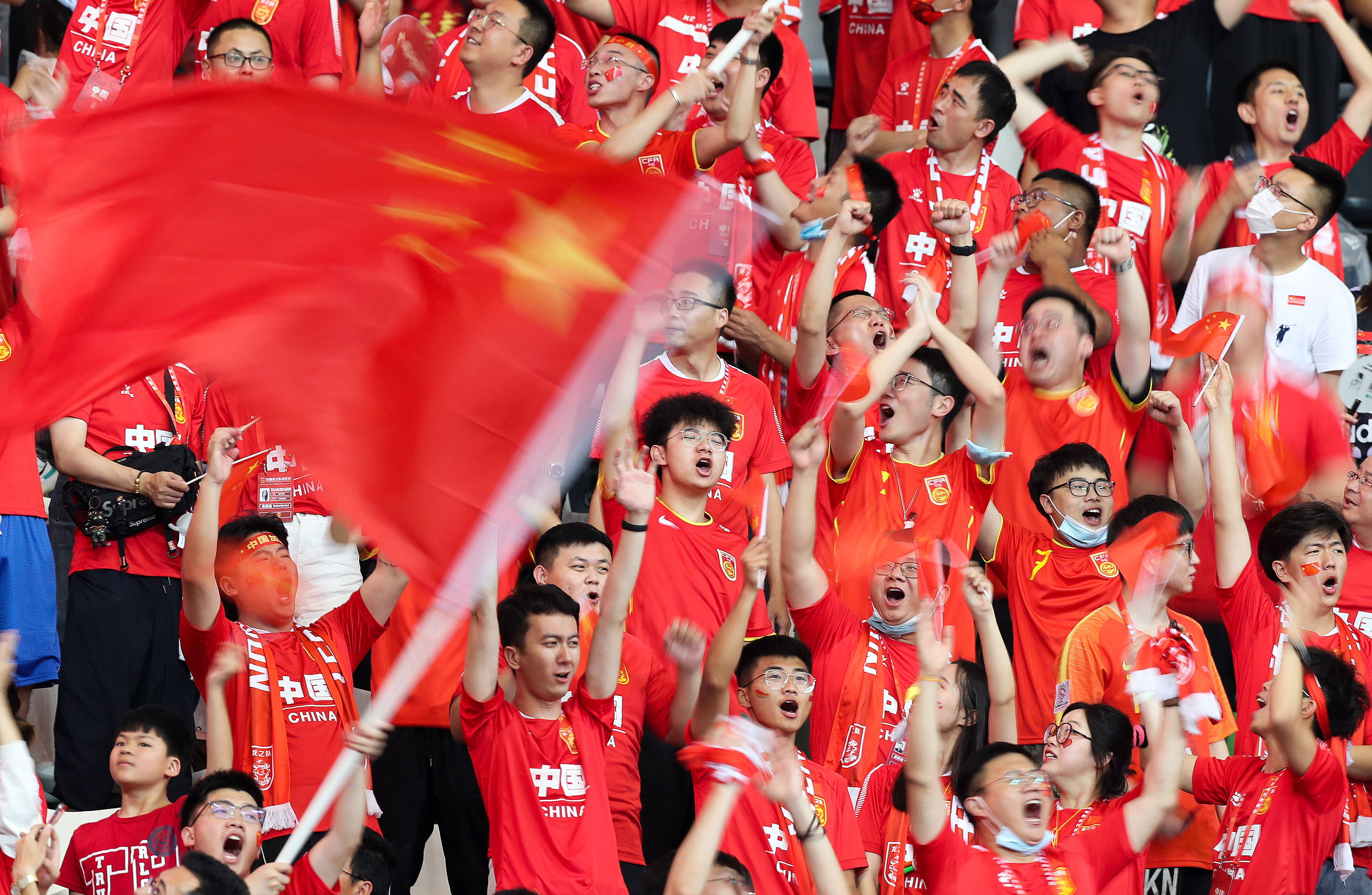 包含国足前瞻：赢1场？战中国香港底线不能输球的词条