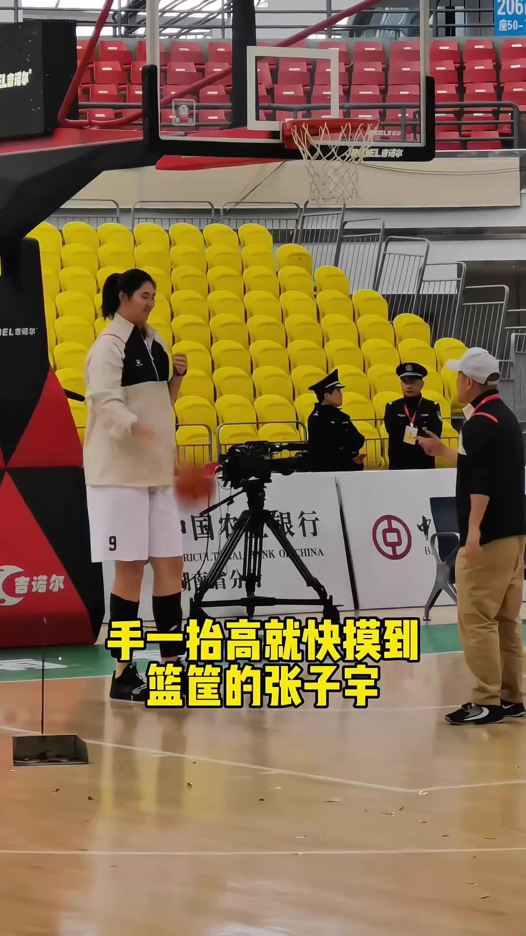 无解！张子宇10分钟砍12分“双塔”组合轮番制霸内线的简单介绍