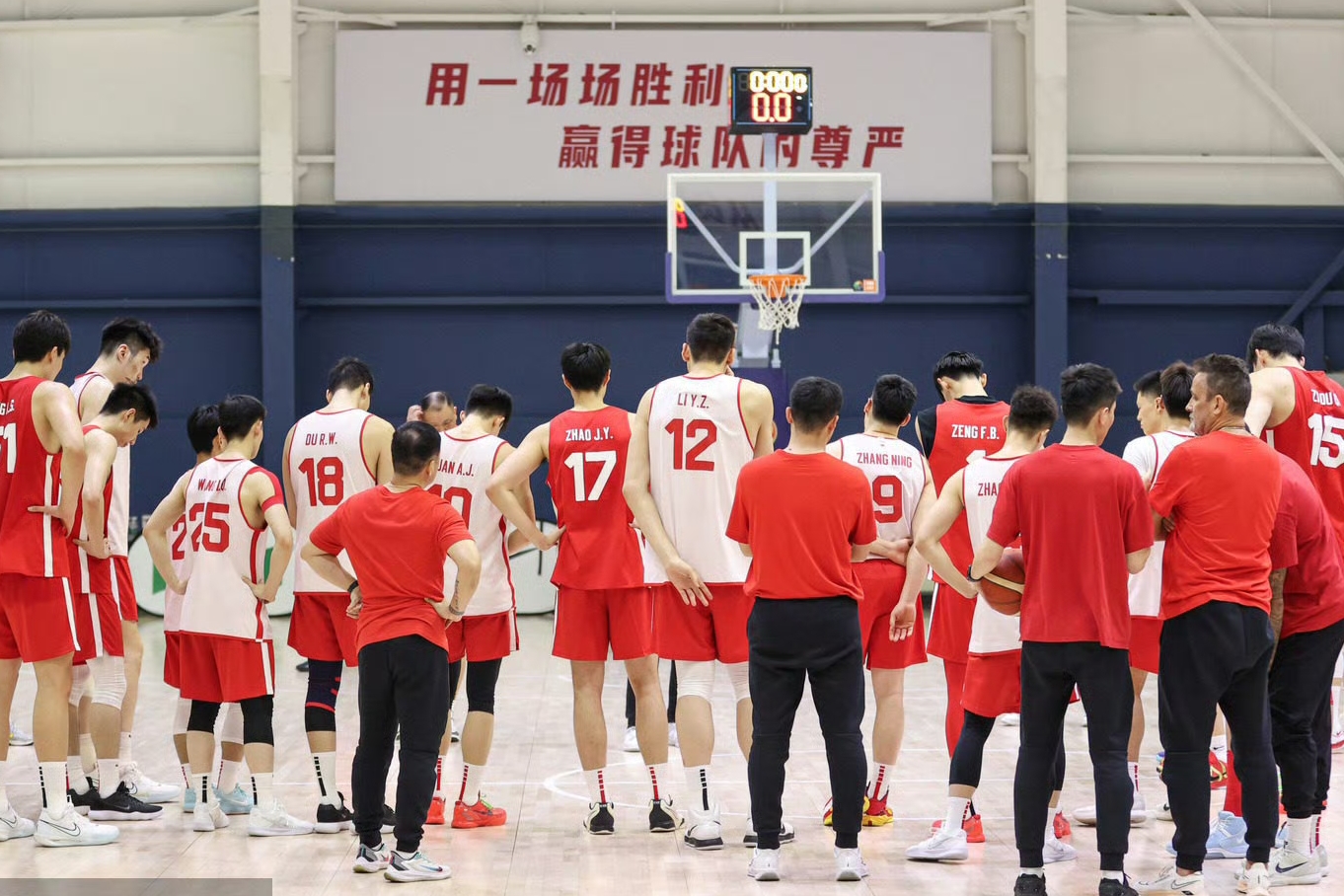 包含比赛现场气氛火爆，球迷热情助威的词条